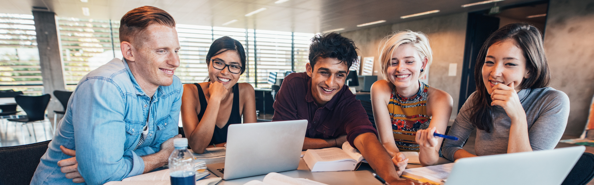 Studenter som kollar i en laptop.
