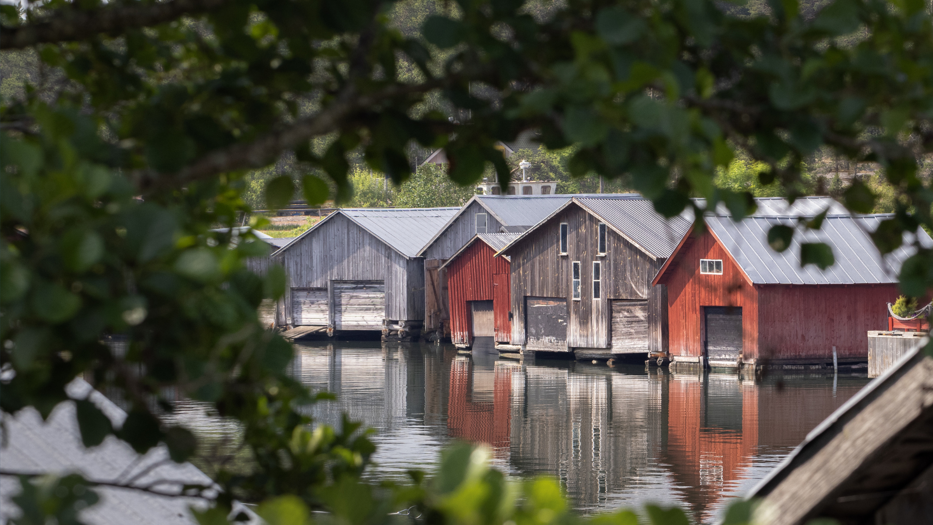 Header på hus vid vattnet.