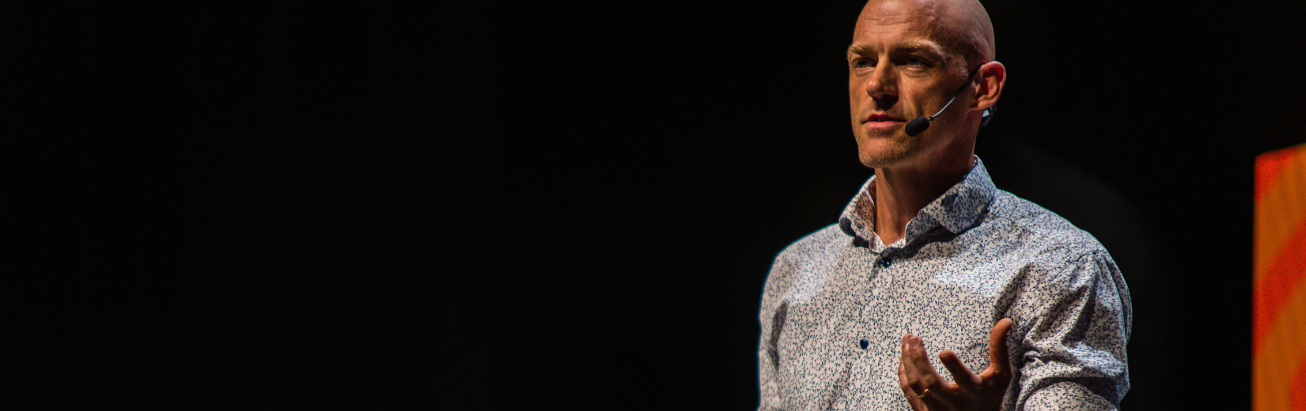 Pontus W föreläser.