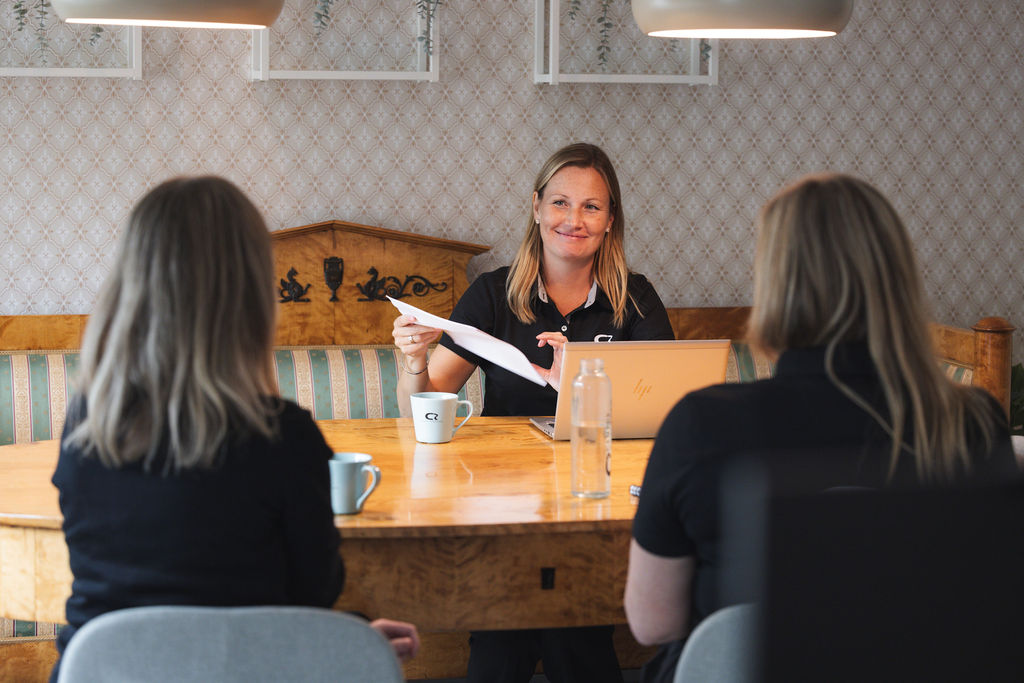 Tre kvinnor vid ett bord