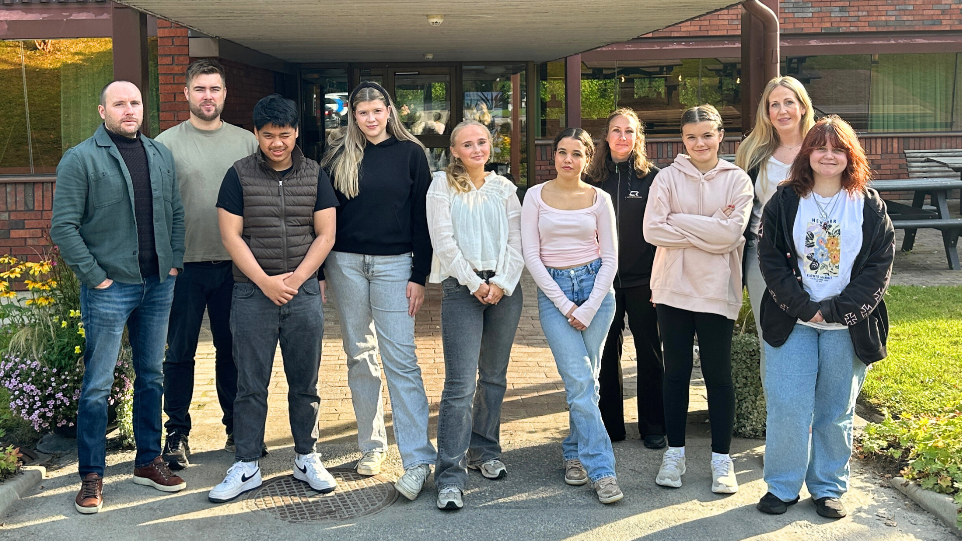 Studenter och lärare framför entrén till Campus Roslagen