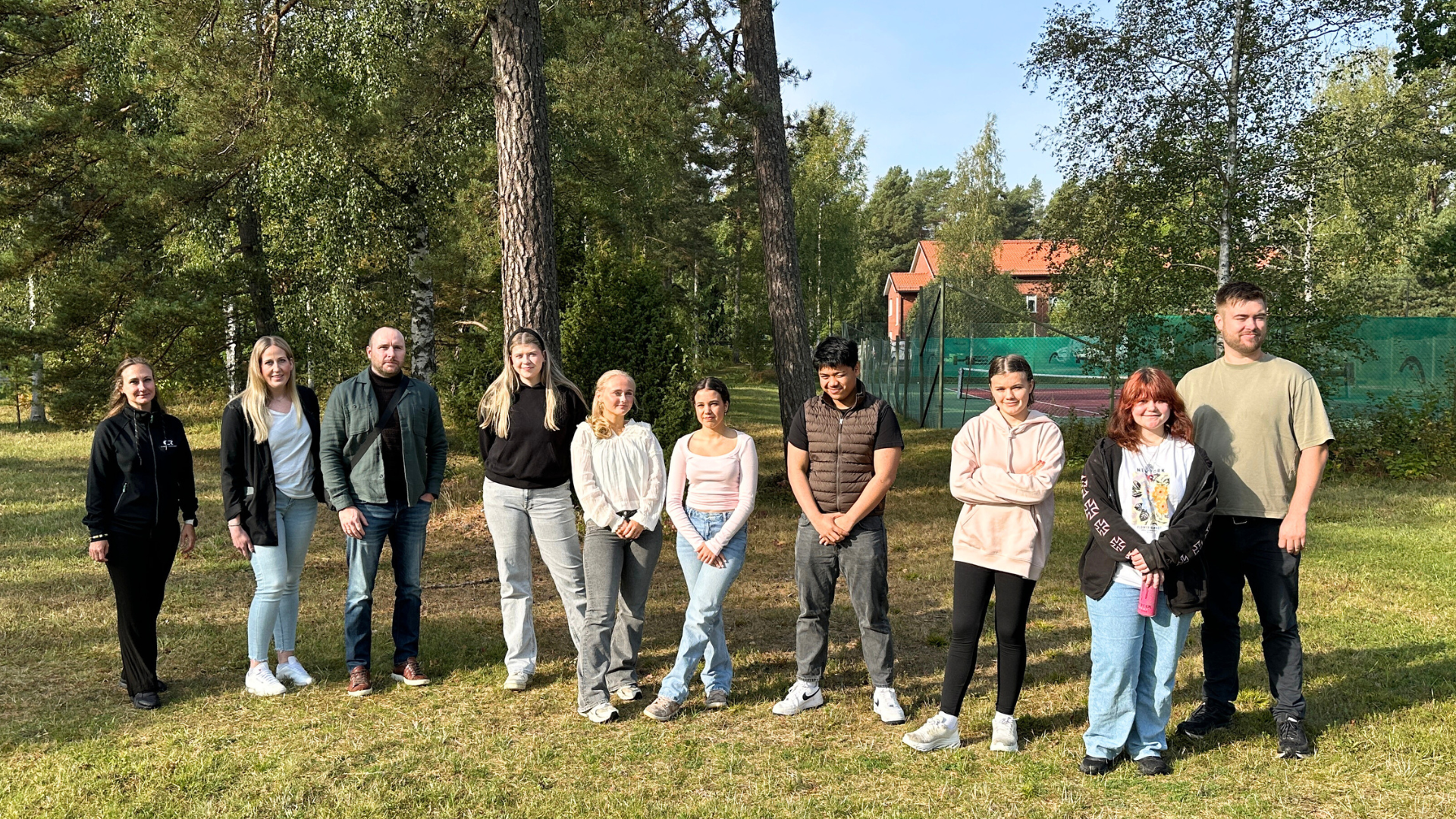 Studenter och lärare från Val Vidaregående Skole i Norge tillsammans med Frida från Campus Roslagen.