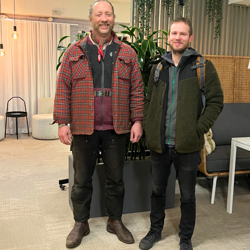 Två män som står bredvid varandra.