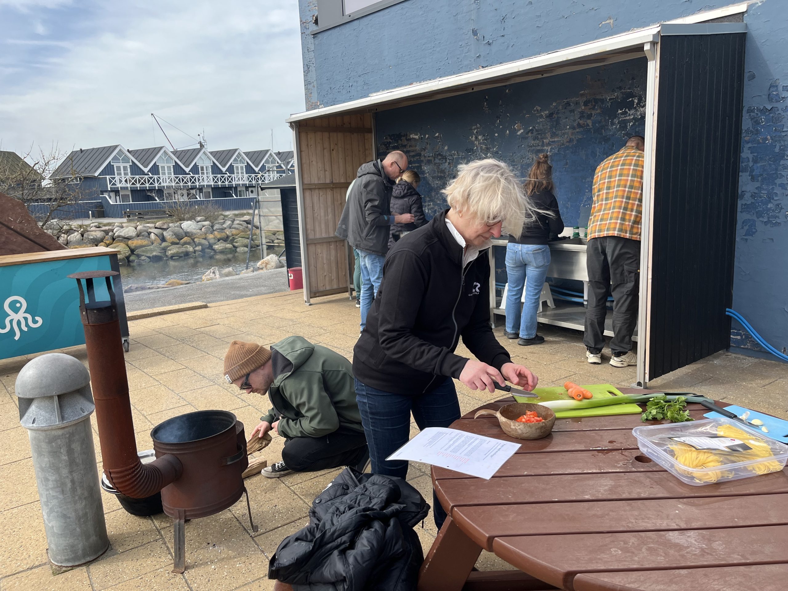 Personer som förbereder mat utomhus.