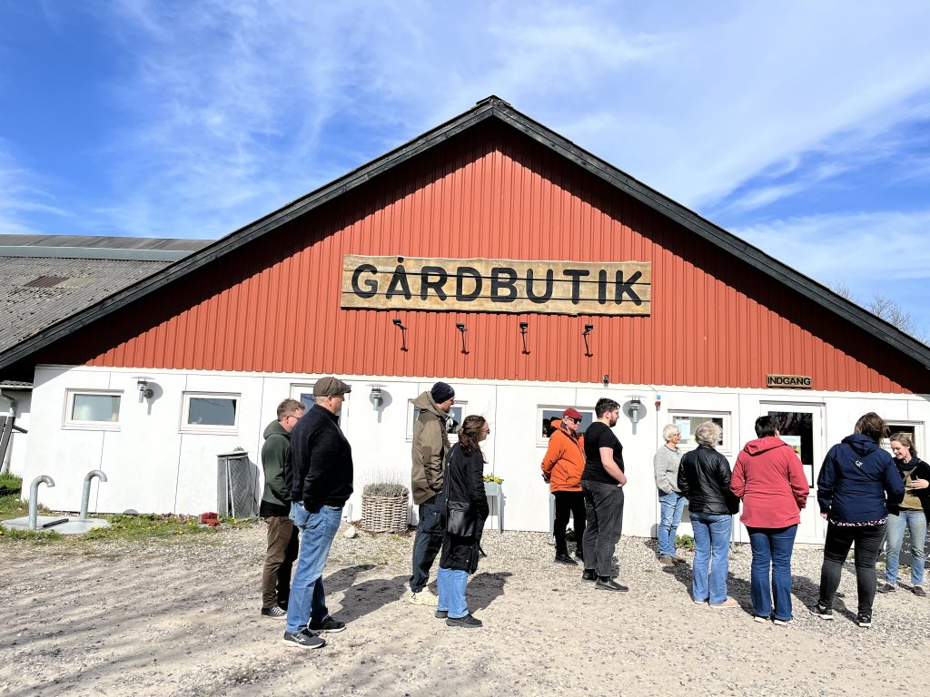 Människor framför en gårdsbutik