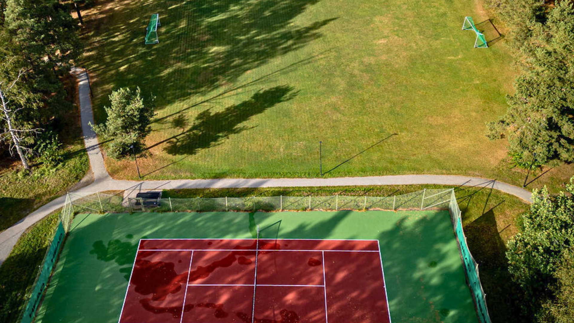 Tennis- och fotbollsplan