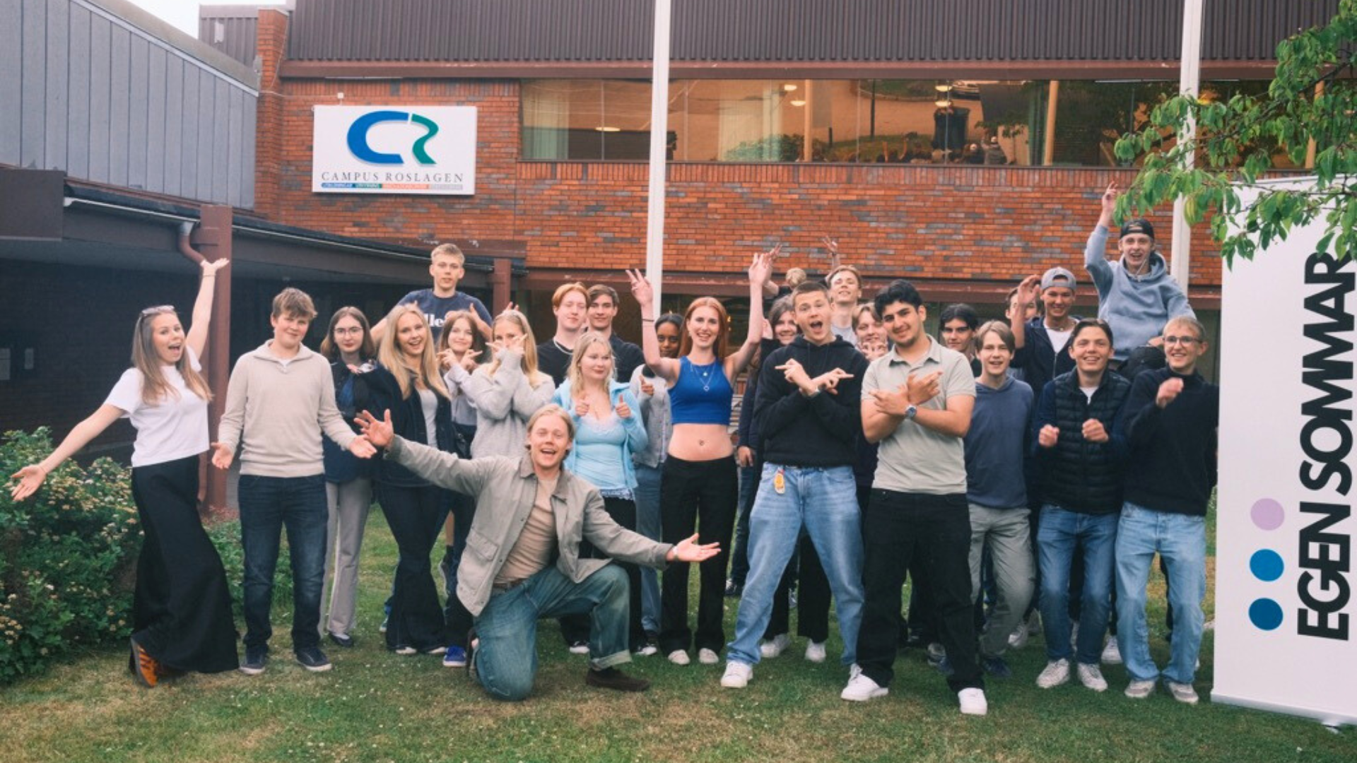 Ungdomar framför Campus Roslagen